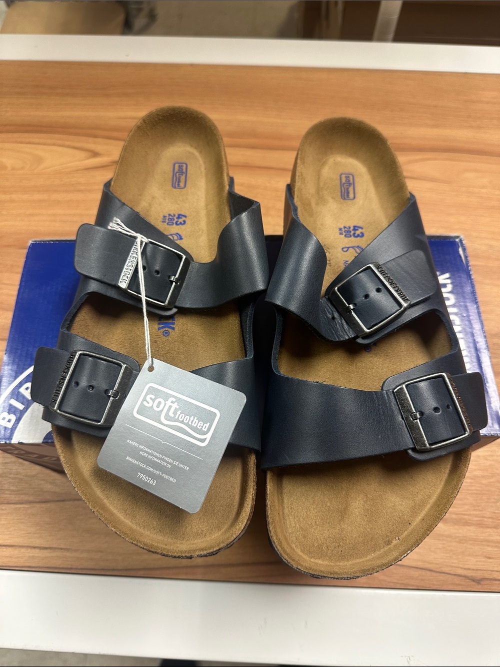 Men’s Birkenstock Arizona Size 43 Regular Width Slight Defect Brand New!!